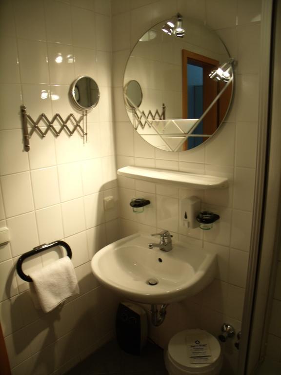 Landhotel Zum Niestetal Zimmer foto